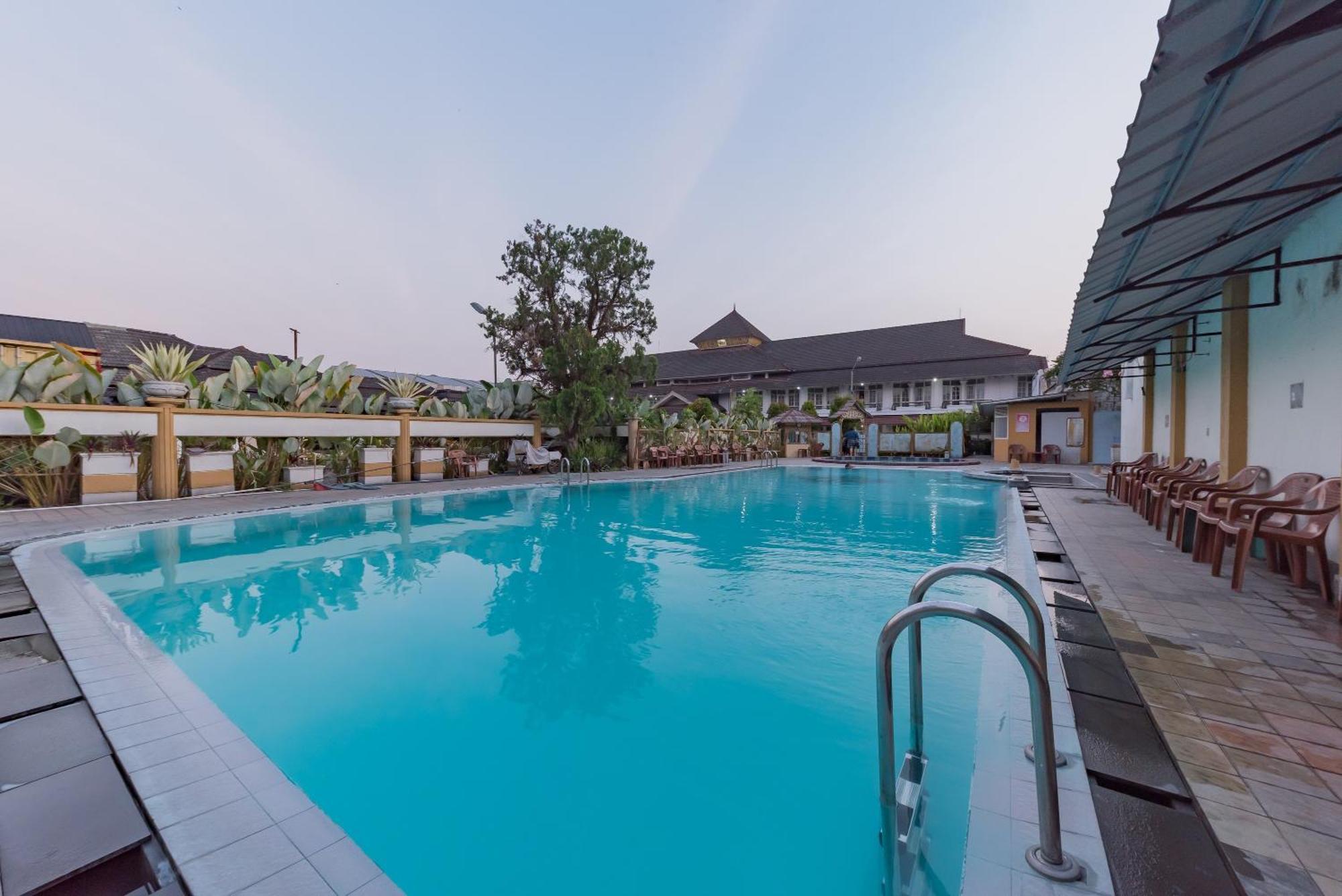 Urbanview Hotel Crown Tasikmalaya By Reddoorz Exteriér fotografie