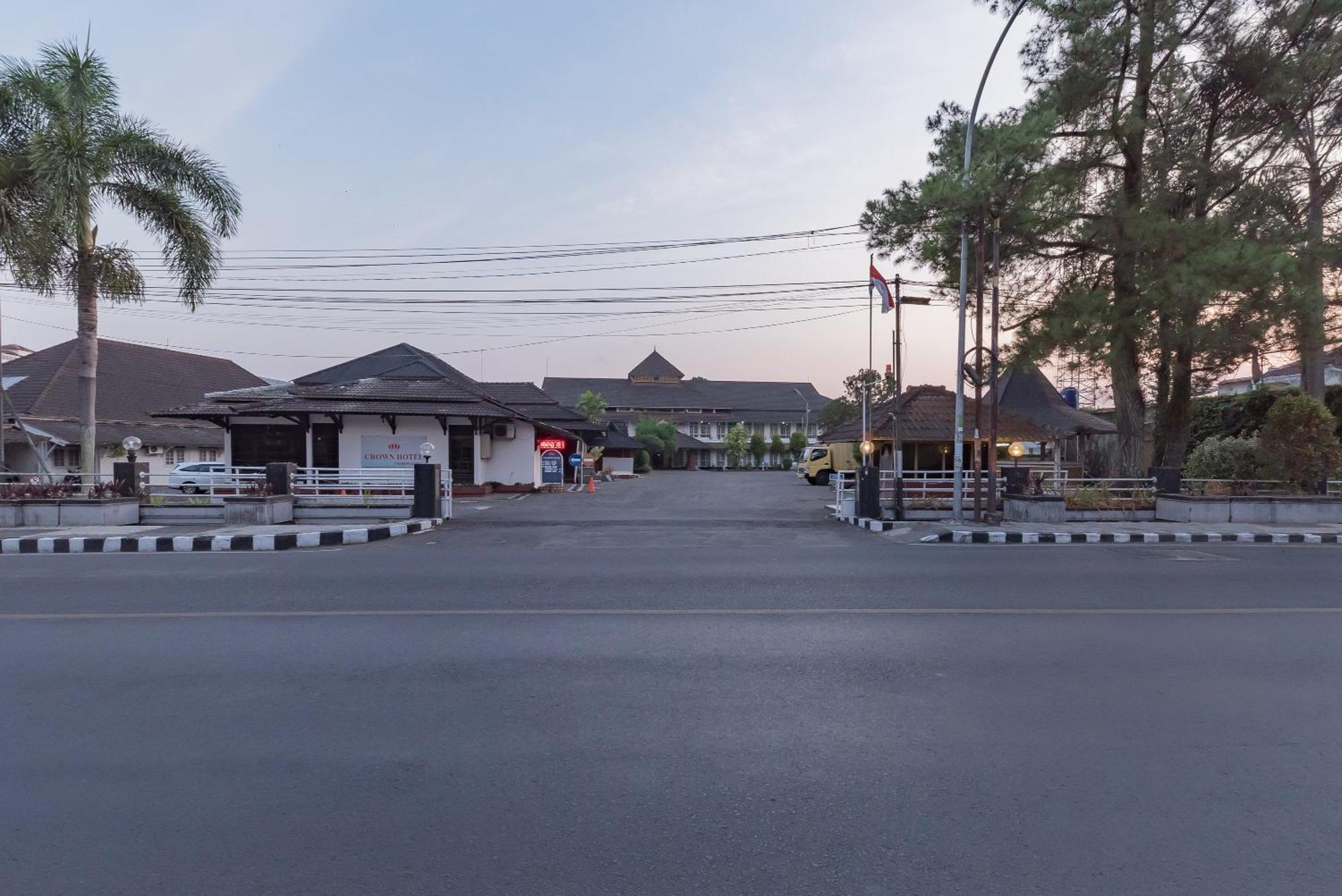 Urbanview Hotel Crown Tasikmalaya By Reddoorz Exteriér fotografie