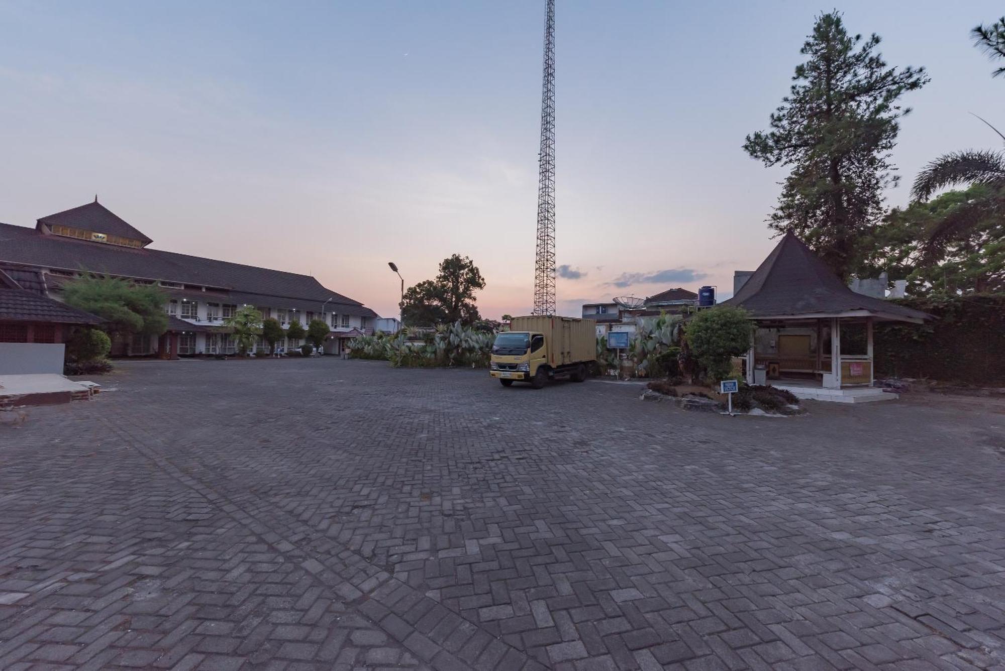 Urbanview Hotel Crown Tasikmalaya By Reddoorz Exteriér fotografie