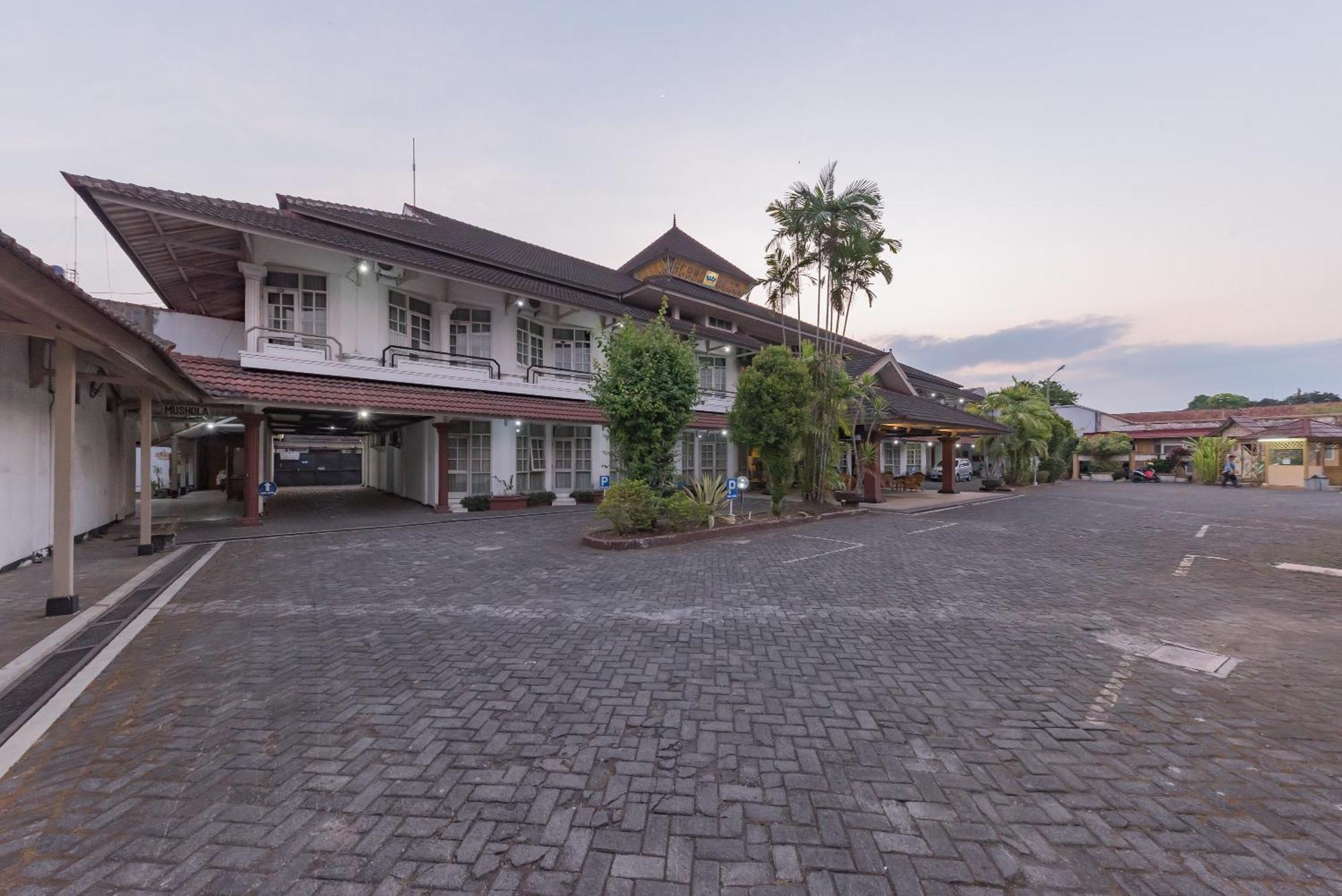 Urbanview Hotel Crown Tasikmalaya By Reddoorz Exteriér fotografie